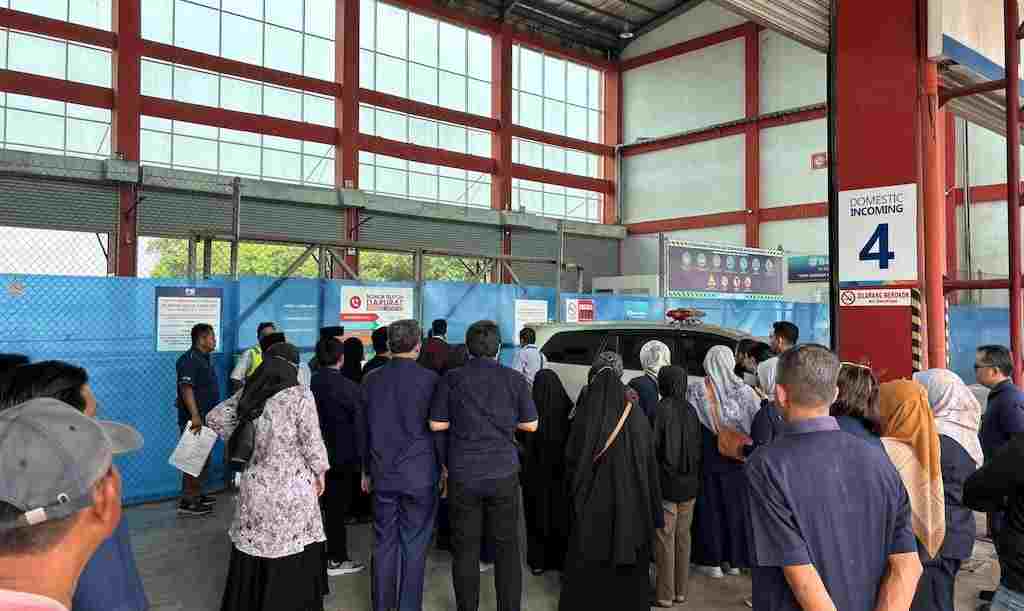 Jenazah Wanita Asal Pekanbaru Dibunuh Suami di Singapura Tiba di Bandara SSK