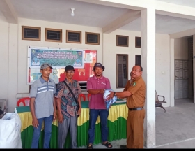 Kades Sungai Selari Serahkan Bantuan 40 Jaring kepada Nelayan