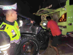 Lakalantas di Jalintim Seberida, Fortuner Tabrak Dump Truk
